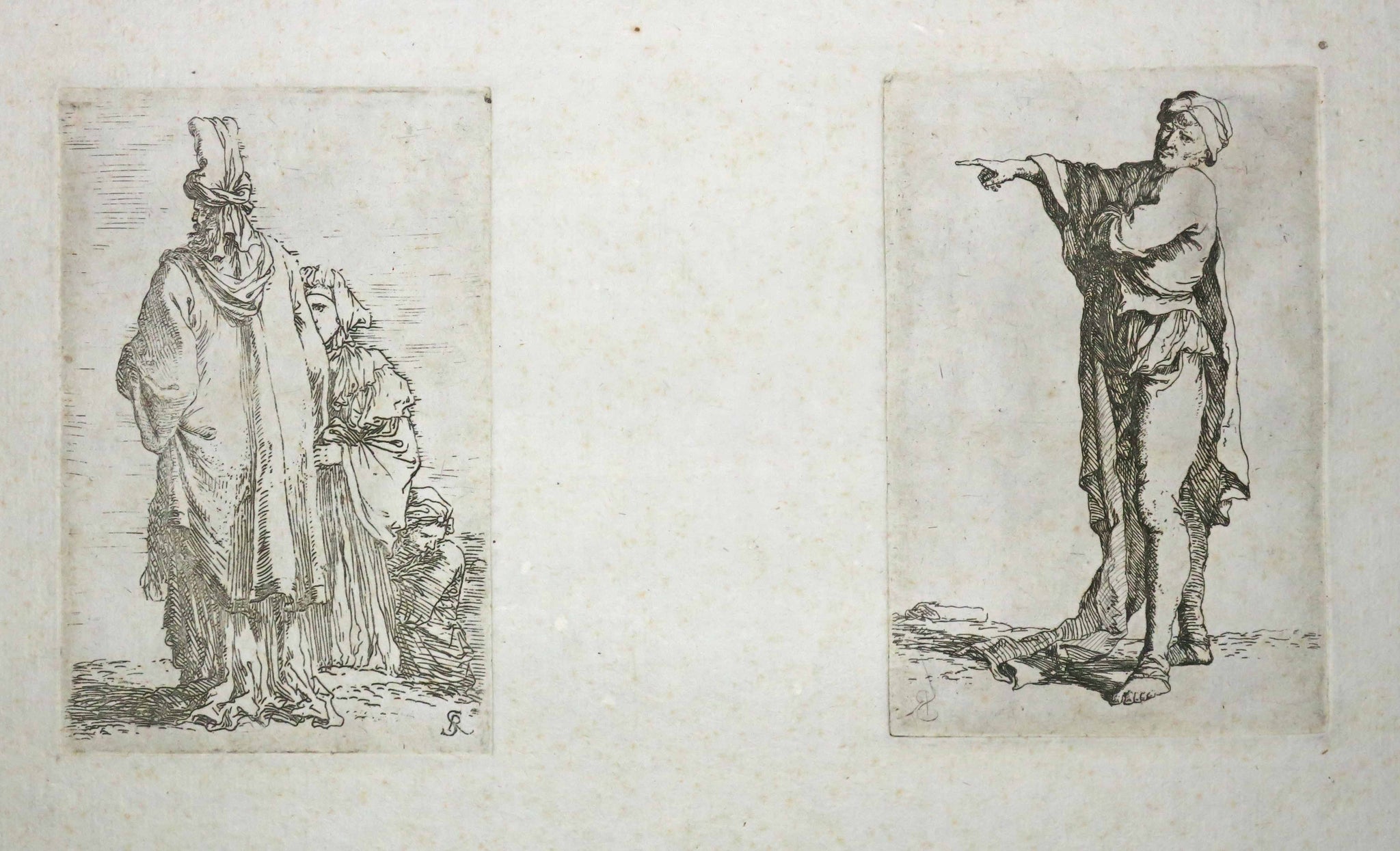 Vieil homme oriental et deux dames & Homme avec un bras plié sur la poitrine.