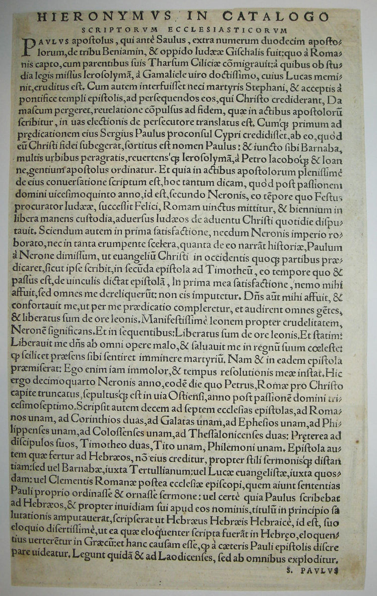 Saint Paul, dans un intérieur, assis à une table.