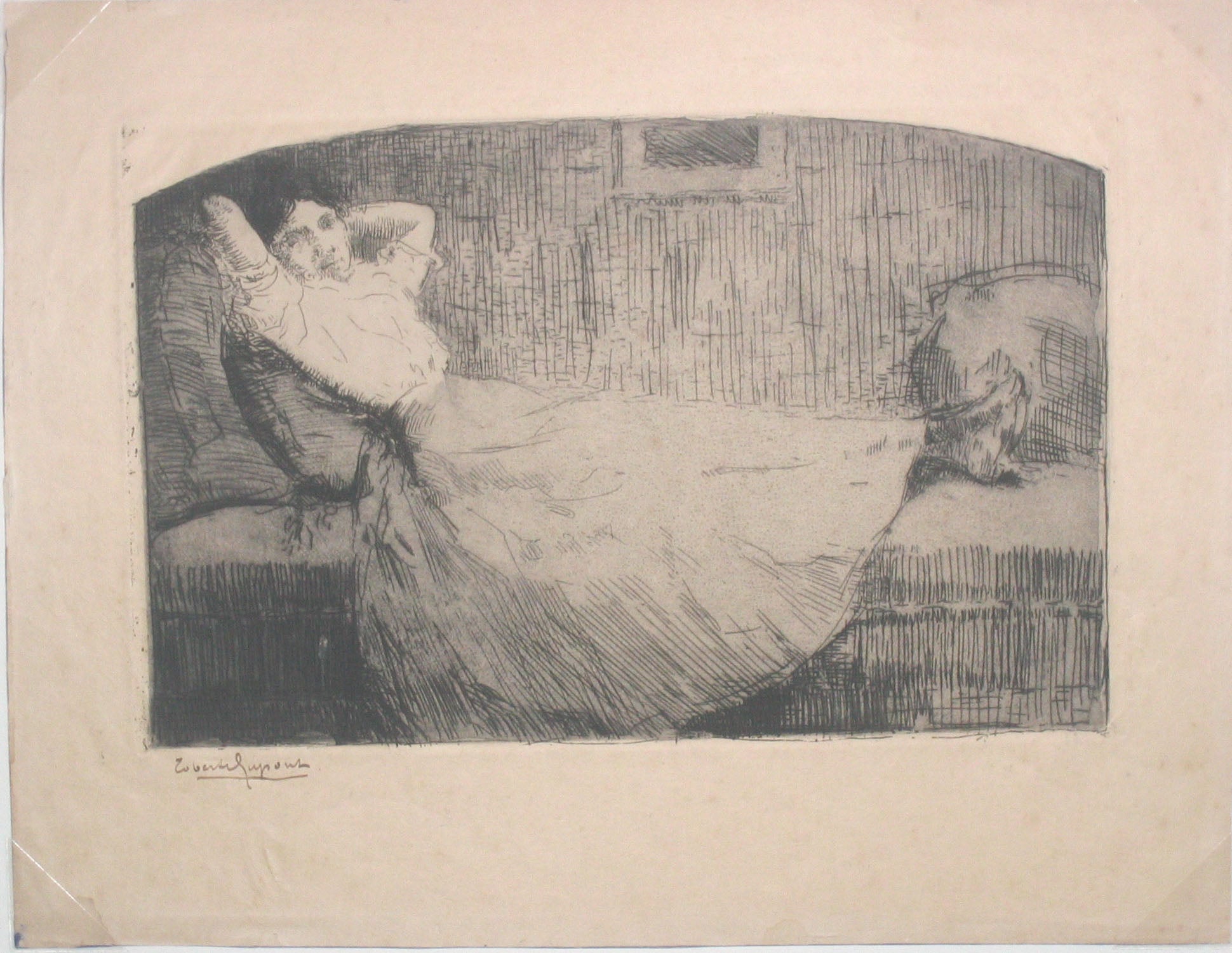 Femme allongée sur un canapé.