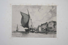 Charger l'image dans la galerie, Bateau de pêche 26T longeant le quai d'un port.