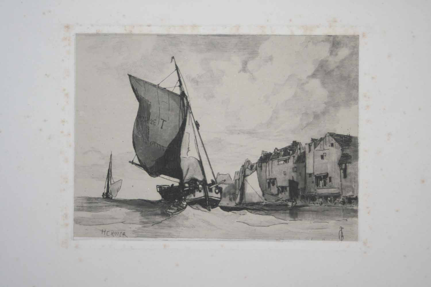 Bateau de pêche 26T longeant le quai d'un port.