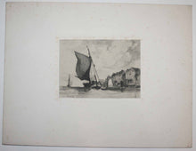 Charger l'image dans la galerie, Bateau de pêche 26T longeant le quai d'un port.