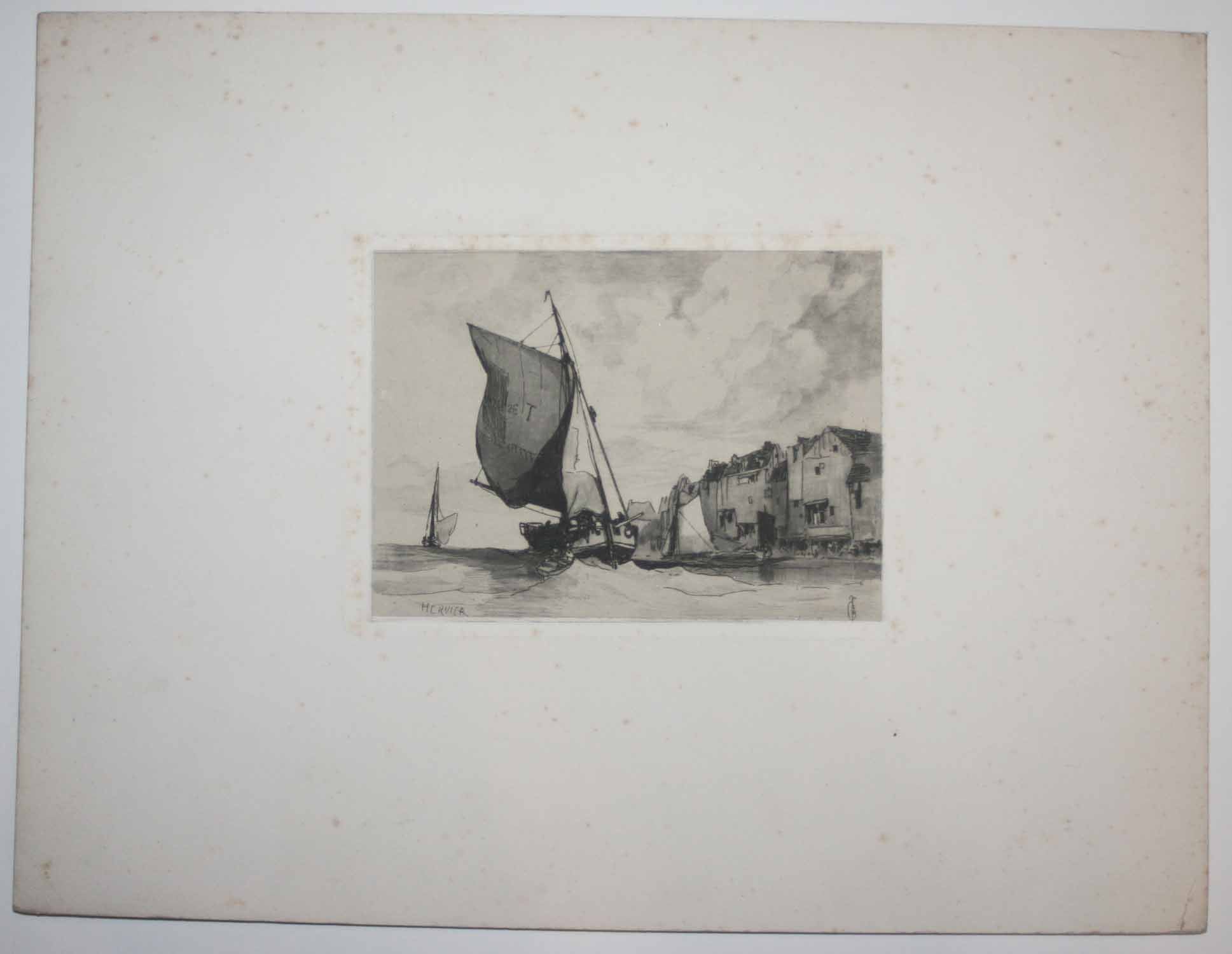 Bateau de pêche 26T longeant le quai d'un port.