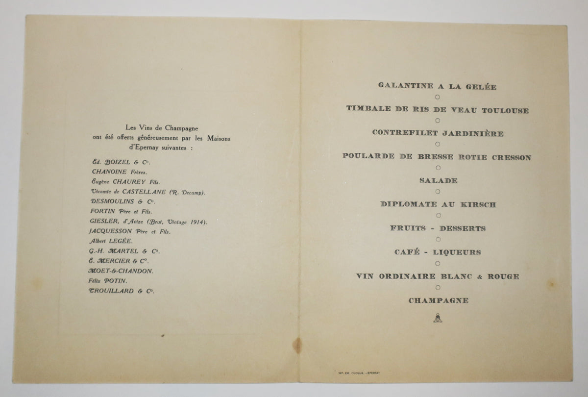 Menu illustré en couleurs d'après Louis Icart (Jeune femme assise à table, un menu à la main).