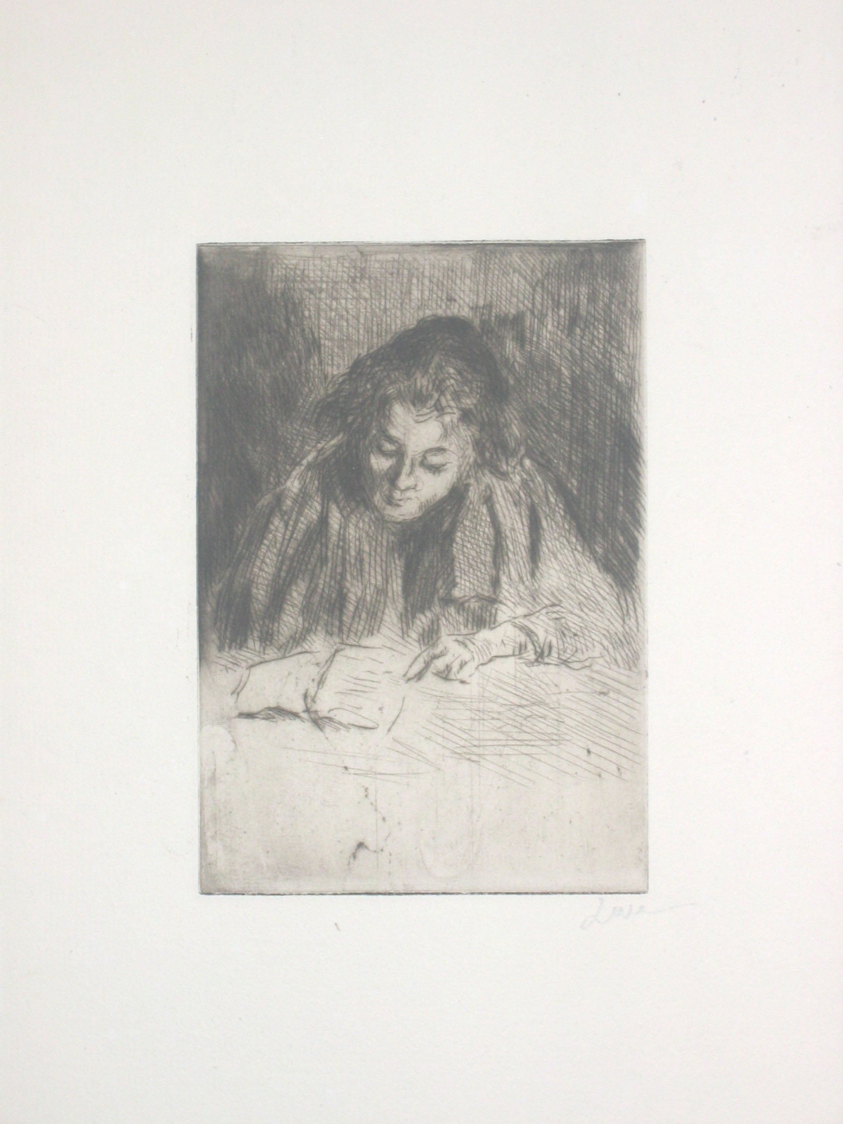 Femme assise à table, lisant.