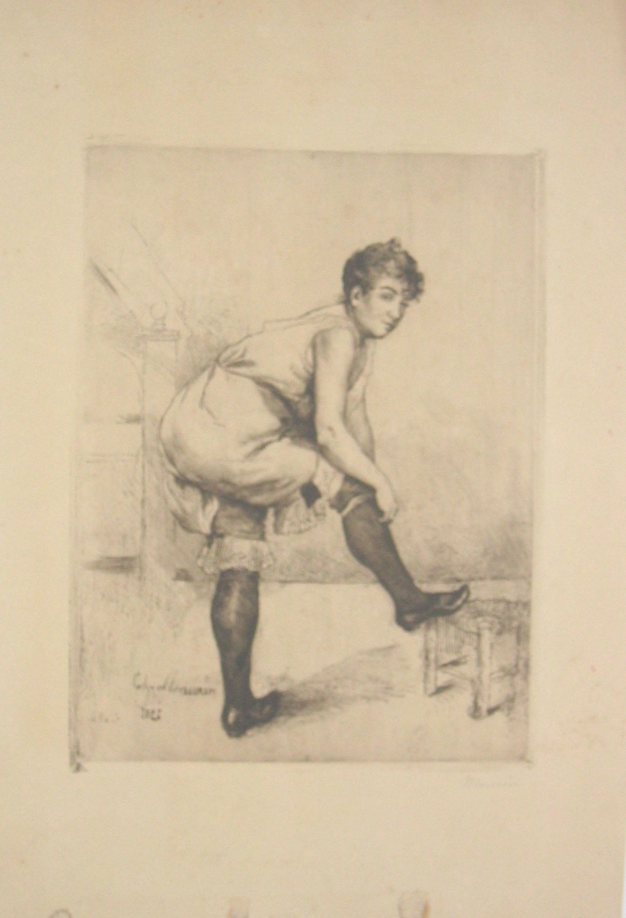 Jeune femme remontant ses bas.