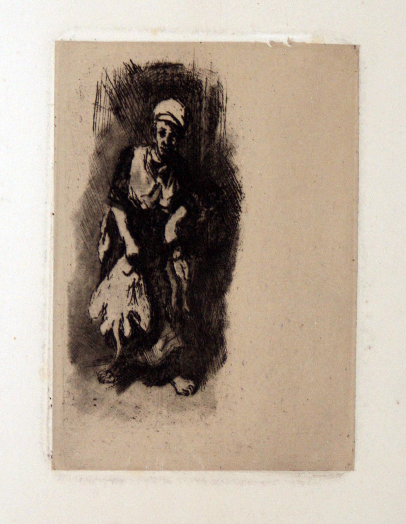 Paysanne en pied tenant une raie, d'autres poissons et un panier.