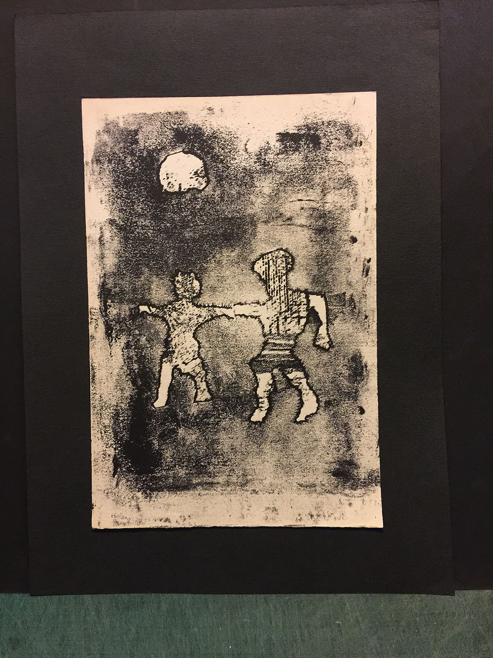 COUPLE QUI SE TIENT PAR LA MAIN. 1957-1958.