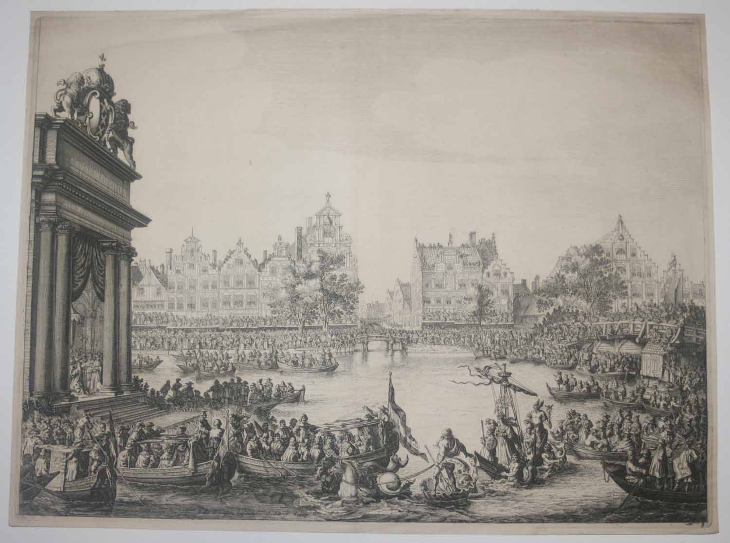 Cortège sur l'Amstel, avec un arc triomphal sur l'île à gauche.