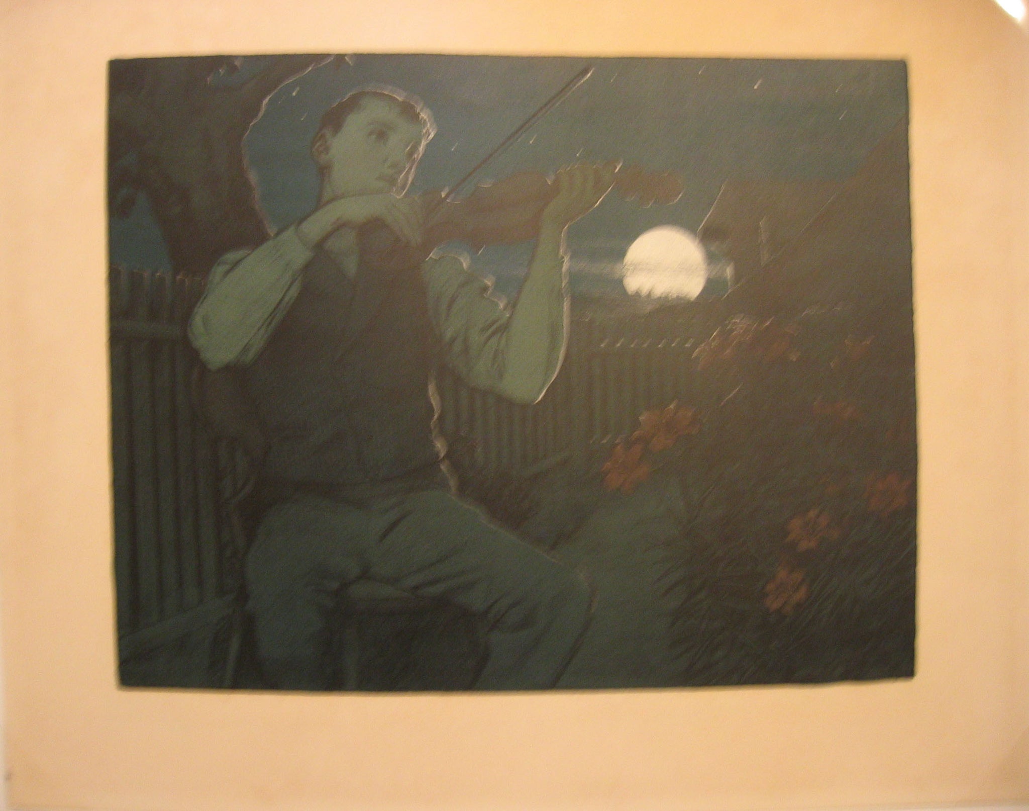 Jeune homme jouant du violon dans le jardin.