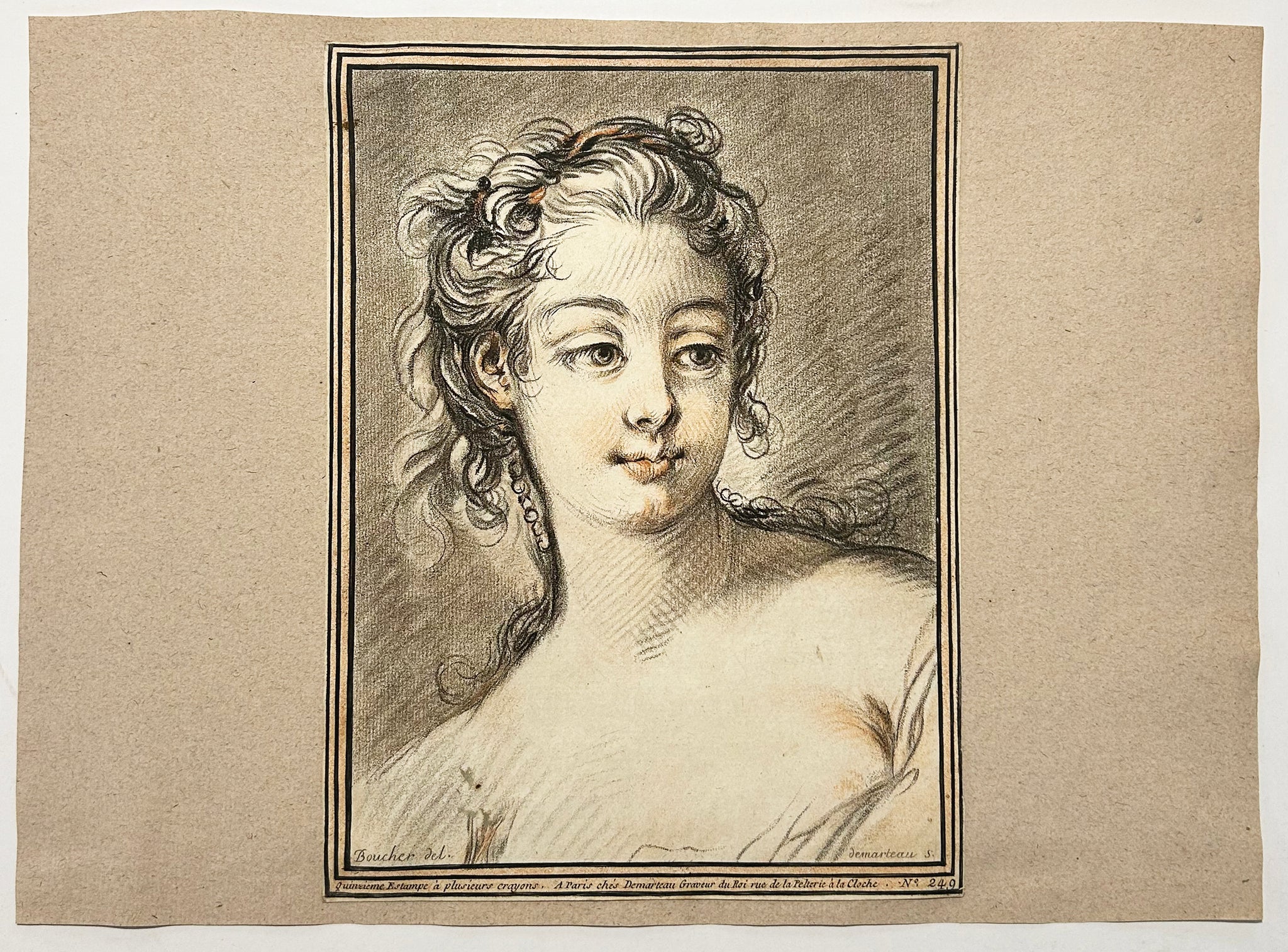 Tête de femme, de face, cheveux relevés, un fil de perles tombant derrière l'oreille.