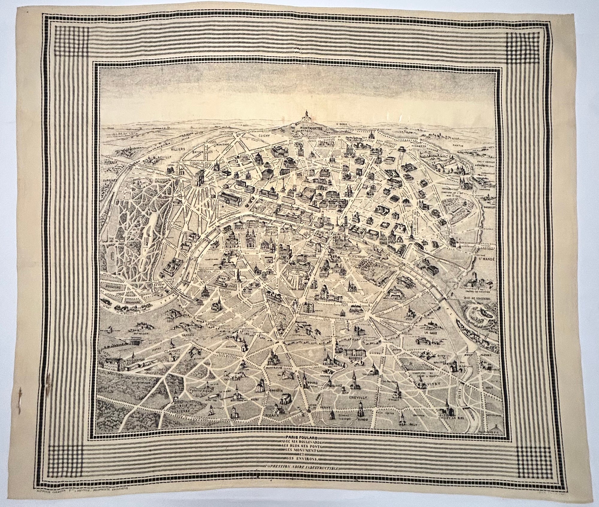 Paris foulard, avec ses boulevards, ses rues, ses ponts, ses monuments et ses environs.  Seconde moitié du XIXème siècle. Foulard imprimé du plan de Paris, avec les monuments représentés. Impression sur toile en noir par la manufacture Alphonse Cordier 