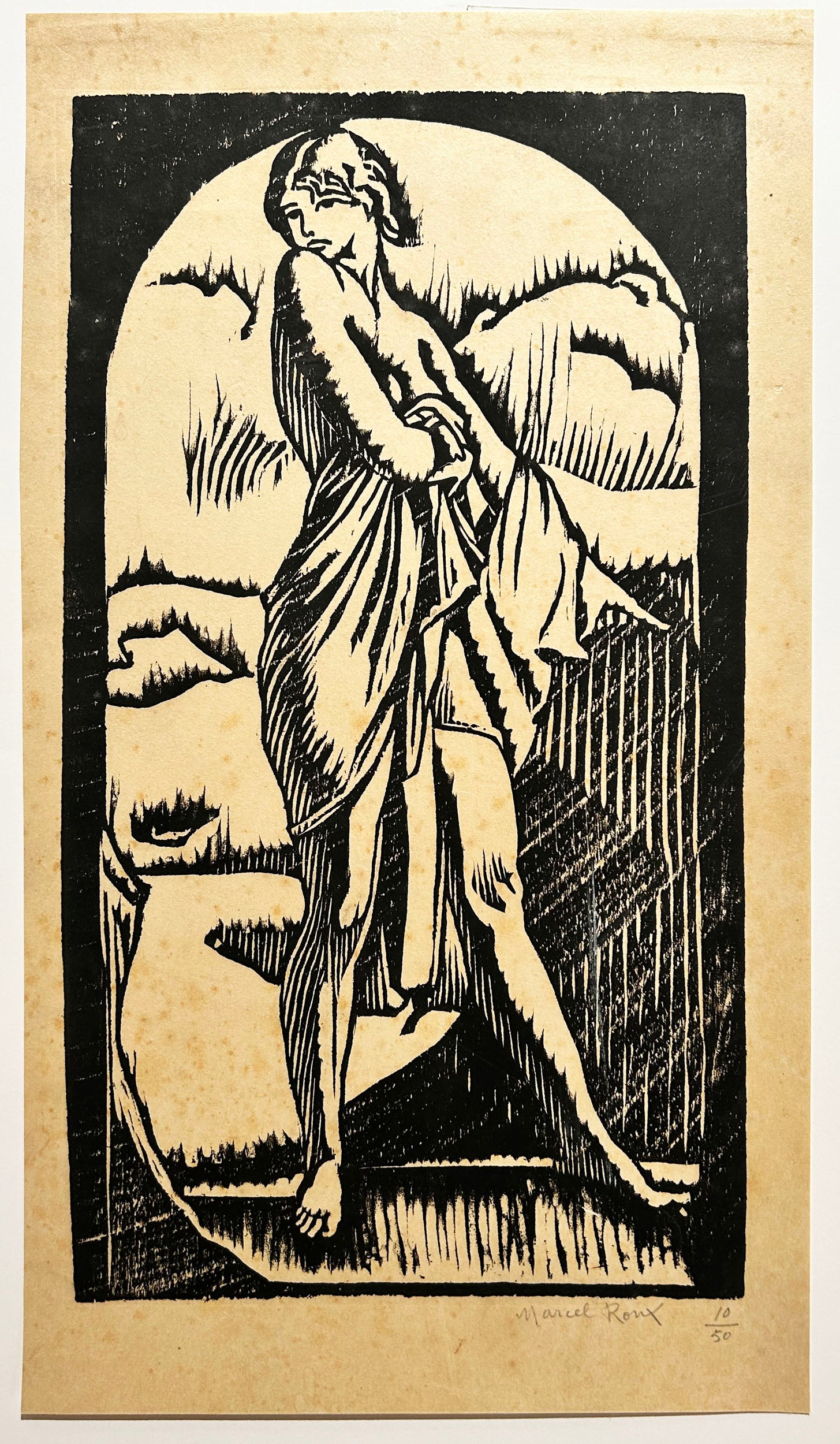 Marcel ROUX - [Femme drapée, debout sous un arches]. Bois gravé signé. 