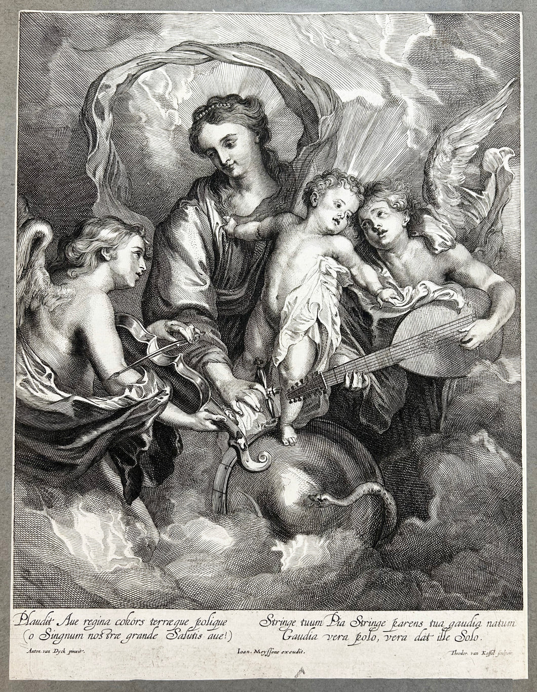 La Vierge et l'Enfant entourés d'anges jouant du violon et de la mandoline.