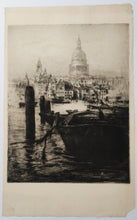 Charger l&#39;image dans la galerie, Vue de la Cathédrale St Paul depuis la Tamise (Londres).  1918.
