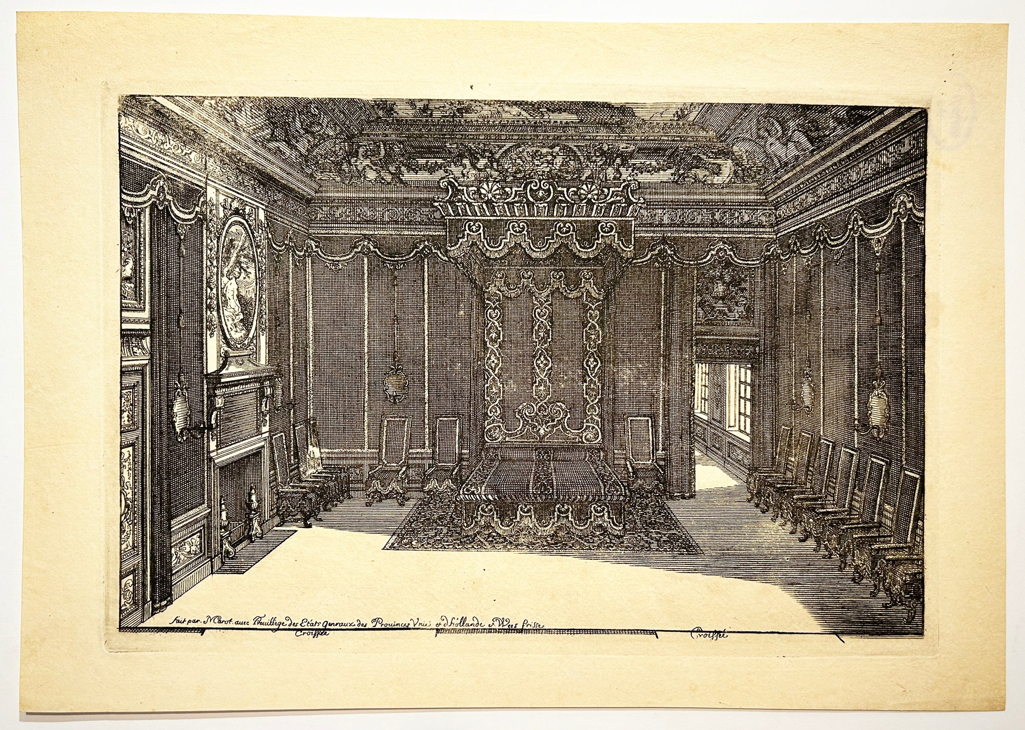 Daniel MAROT - Intérieur avec un lit à baldaquin et une rangée de chaises.  Entre 1703 et 1712.Eau-forte originale. 