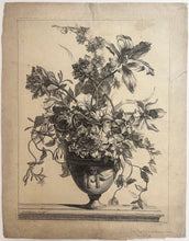 Charger l&#39;image dans la galerie, Vase orné de trois mascarons drapés; garni de tulipes, anémones et pavots.
