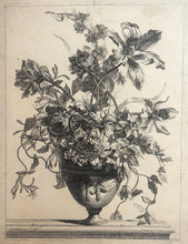 Charger l&#39;image dans la galerie, Vase orné de trois mascarons drapés; garni de tulipes, anémones et pavots.
