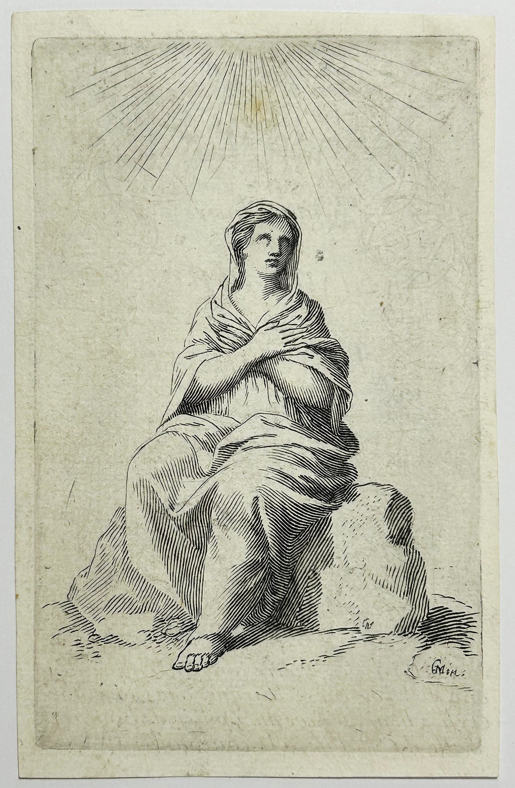 Femme assise, les bras croisés dans la prière.