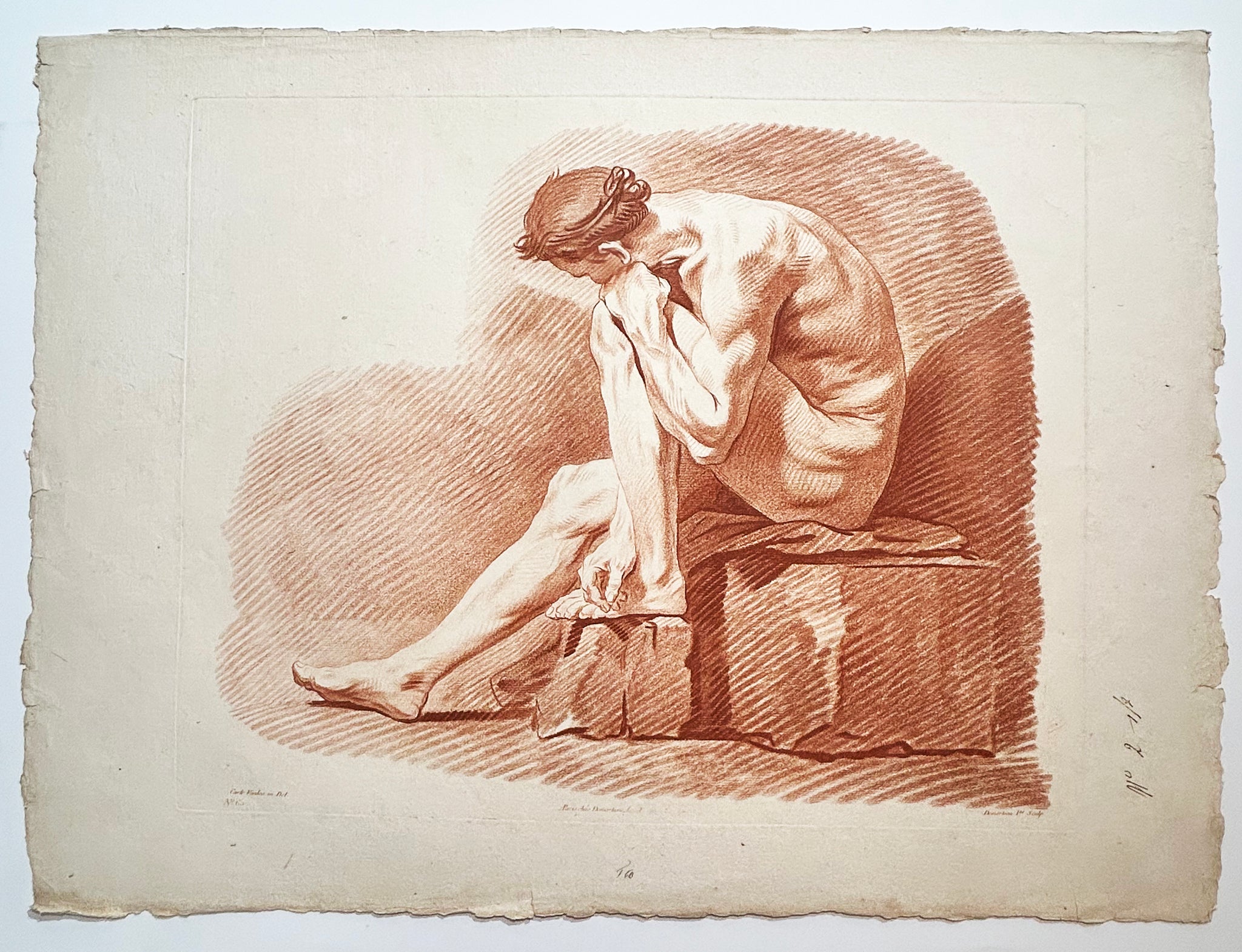 Gilles DEMARTEAU l'aîné - Homme nu, assis sur une pierre, la jambe gauche repliée.  [Académie d'homme]. Gravure à la manière du crayon d'après Carle Van Loo (Nice 1705 † Paris 1765), imprimée à la sanguine. 