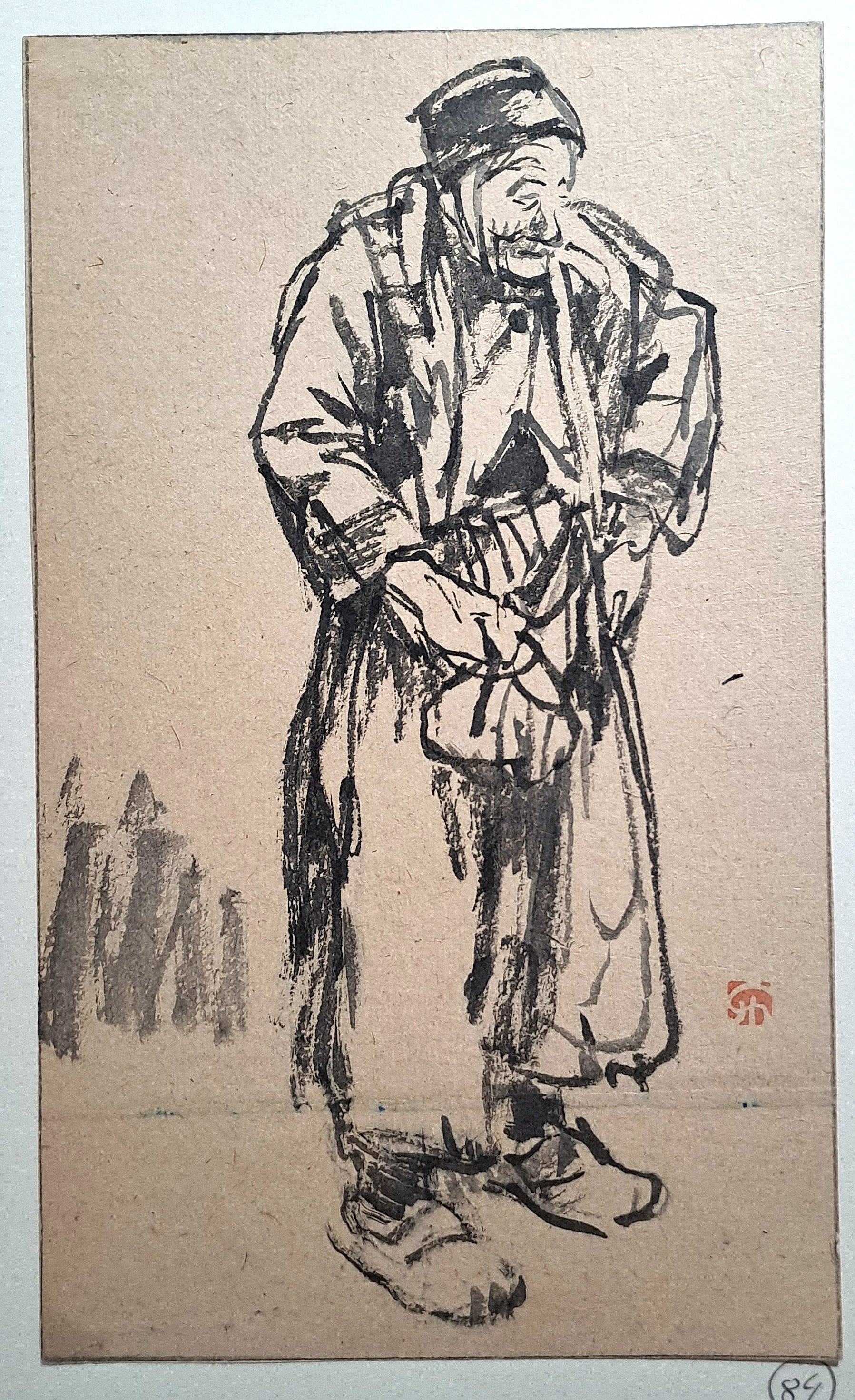 [Homme âgé debout].