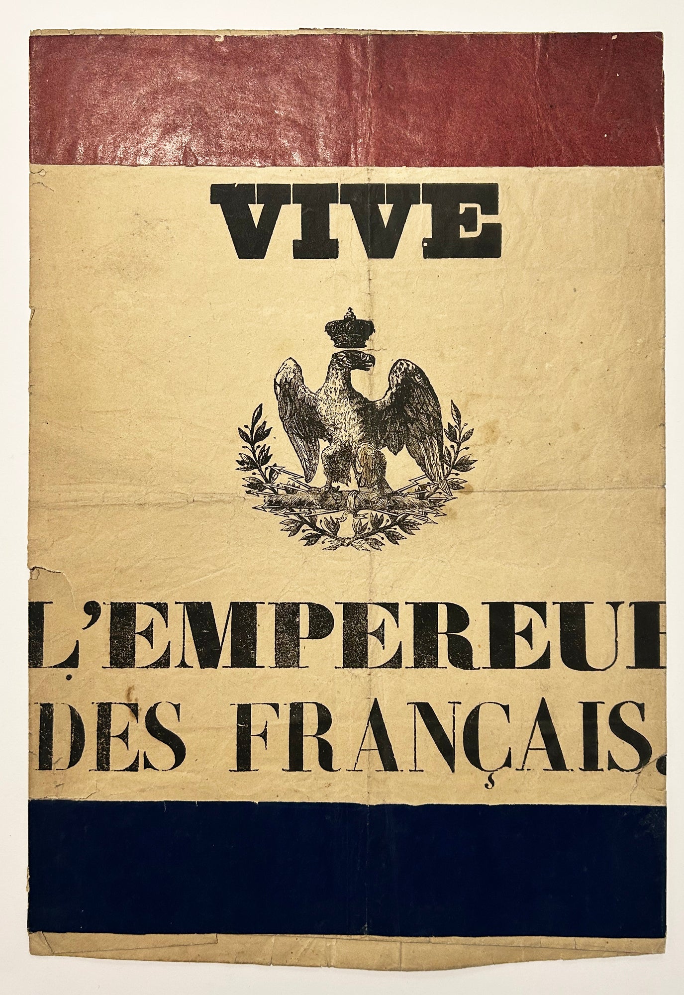 Vive l'Empereur des Français. Début 19ème. Probablement pour un abat-jour. Bois gravé et deux bandes de papier couleur collées (rouge et bleu). Papier vélin fin