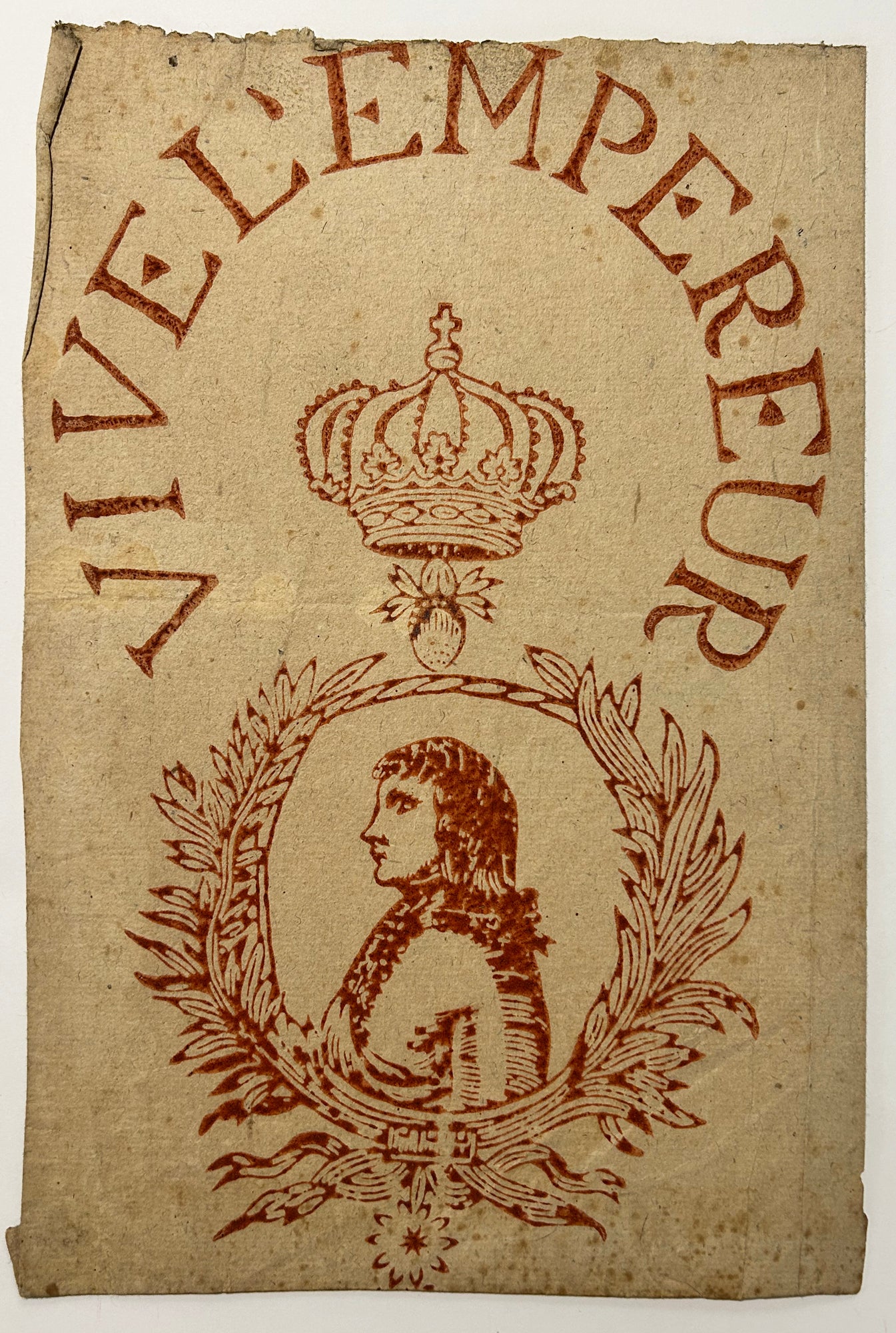 Vive l'Empereur. Début 19ème. Bois gravé, imprimé en rouge sur papier vergé. Monté en forme de sachet, avec une seule ouverture supérieure. 