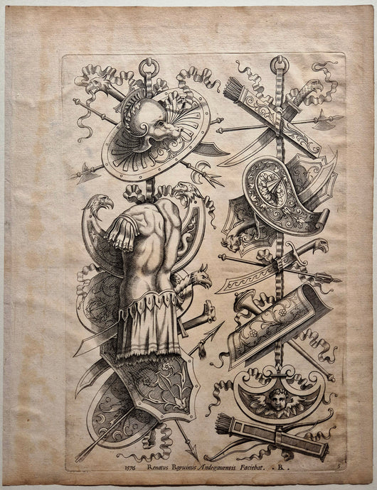 Trophées d'armes: un casque sur un bouclier. Boyvin.