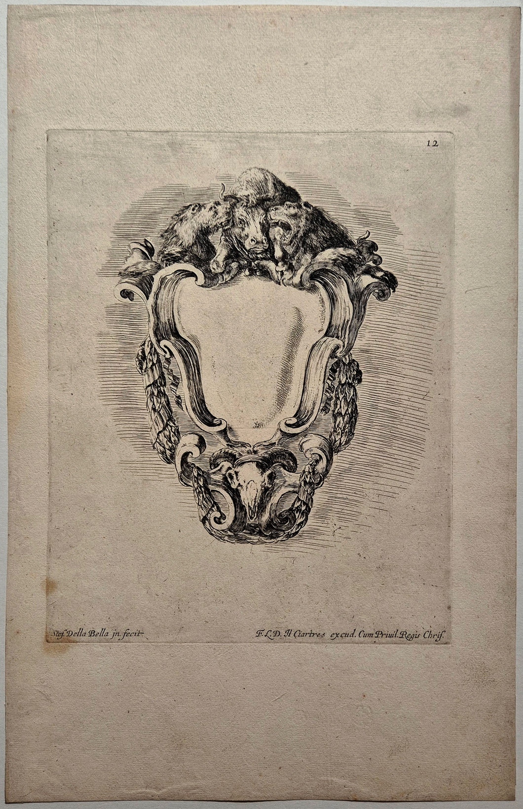 Cartouche encadrant un écusson vide. Della Bella.
