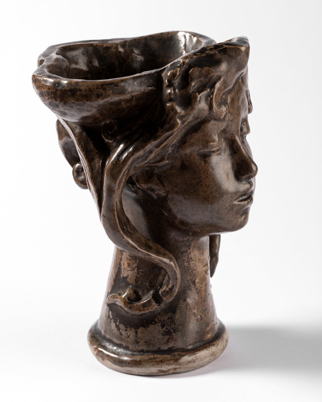 [Tête de jeune fille, les yeux clos, cheveux dénoués], vers 1897