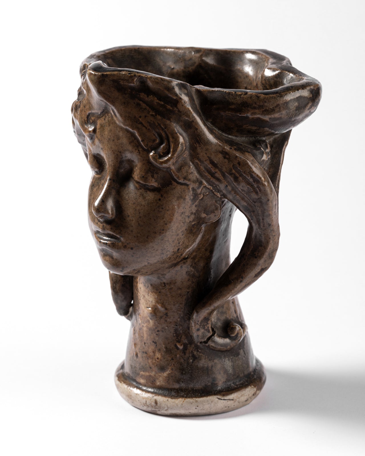 [Tête de jeune fille, les yeux clos, cheveux dénoués], vers 1897