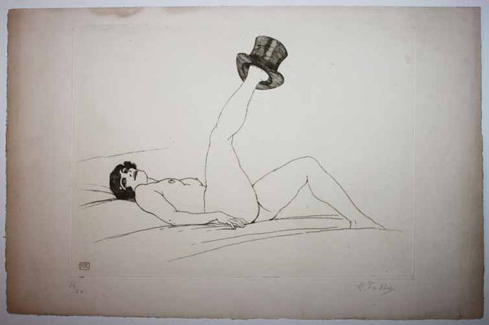 [Femme dénudée allongée, tenant un chapeau avec son pied levé]. 