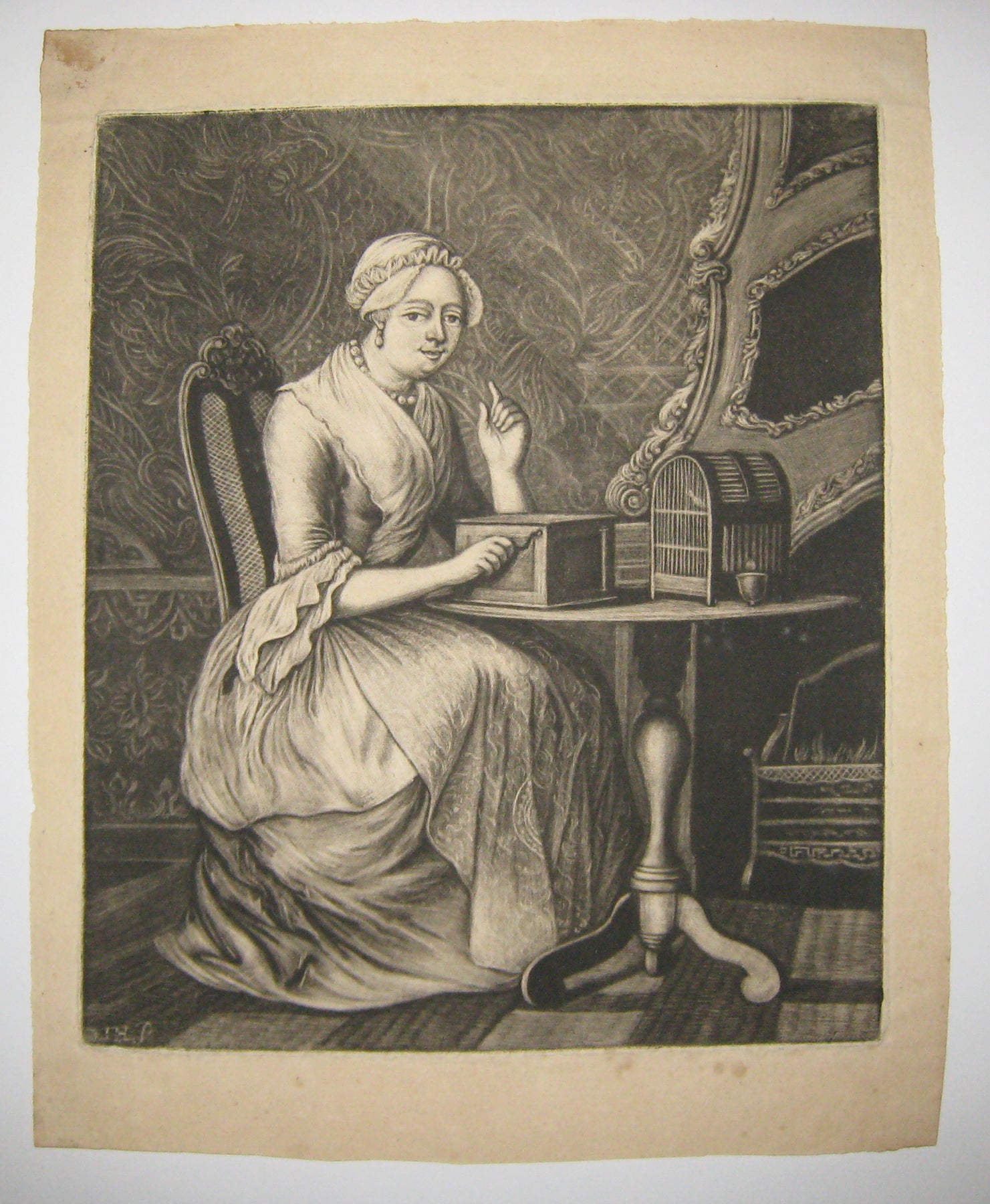 [Femme assise écoutant sa boîte à musique]. 