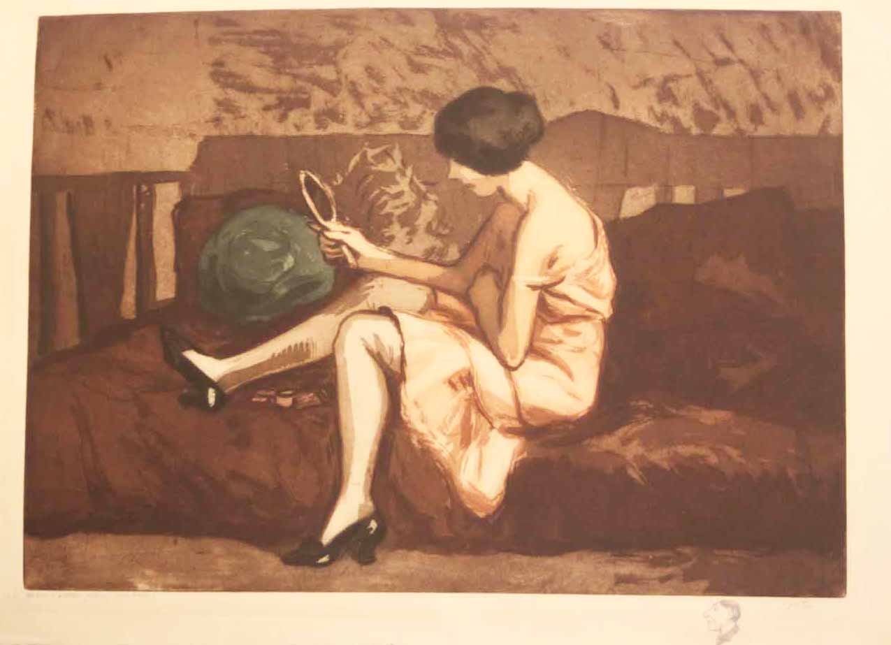 [Jeune femme sur un canapé, se regardant dans un miroir].