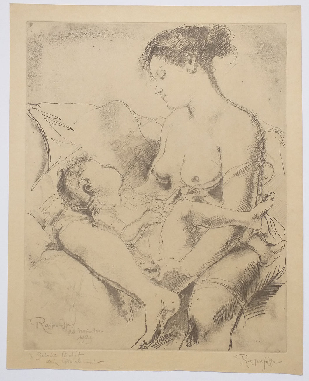 [Enfant dormant dans les bras de sa mère après la tétée]. 1929.