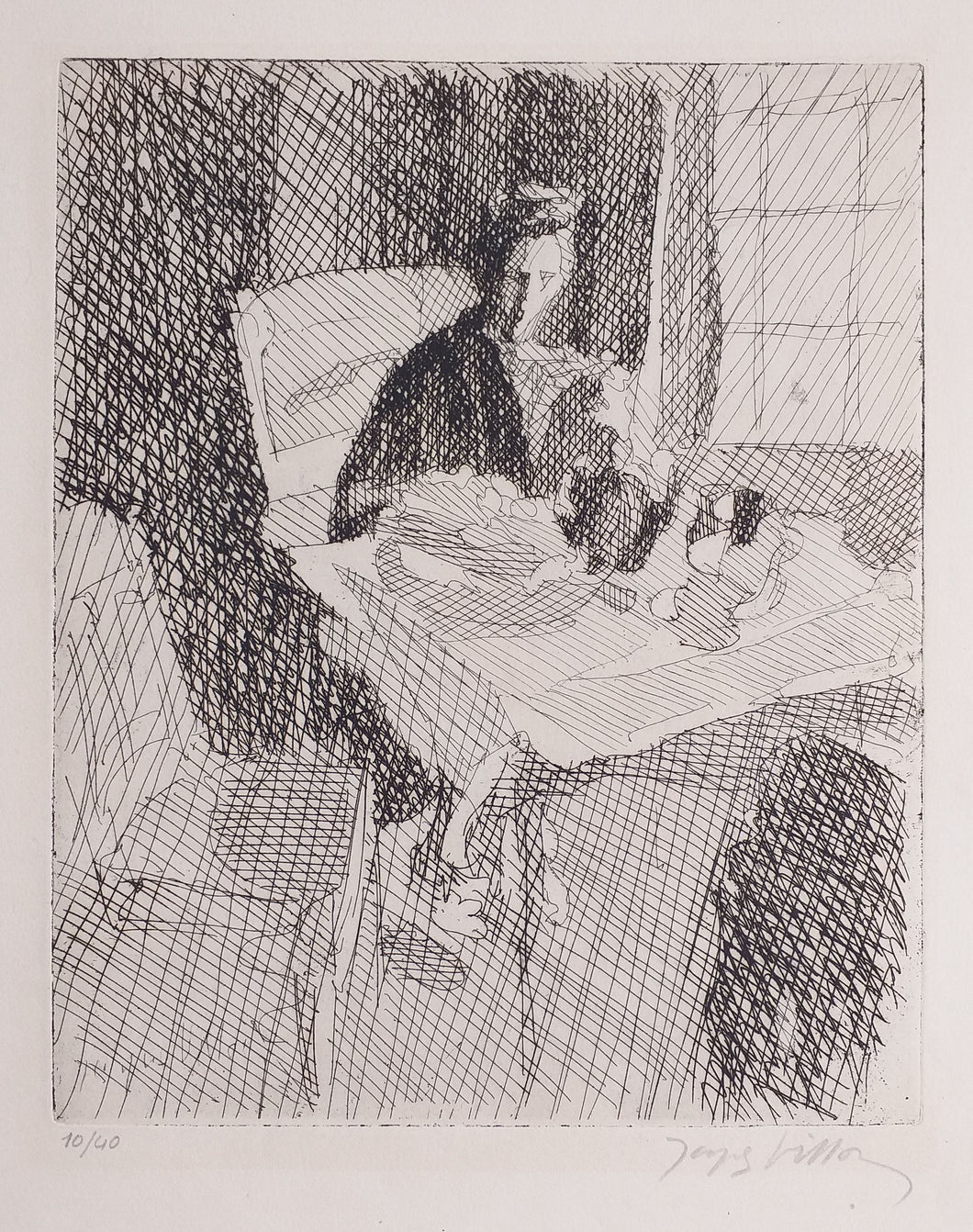 [Intérieur, homme assis à une table].