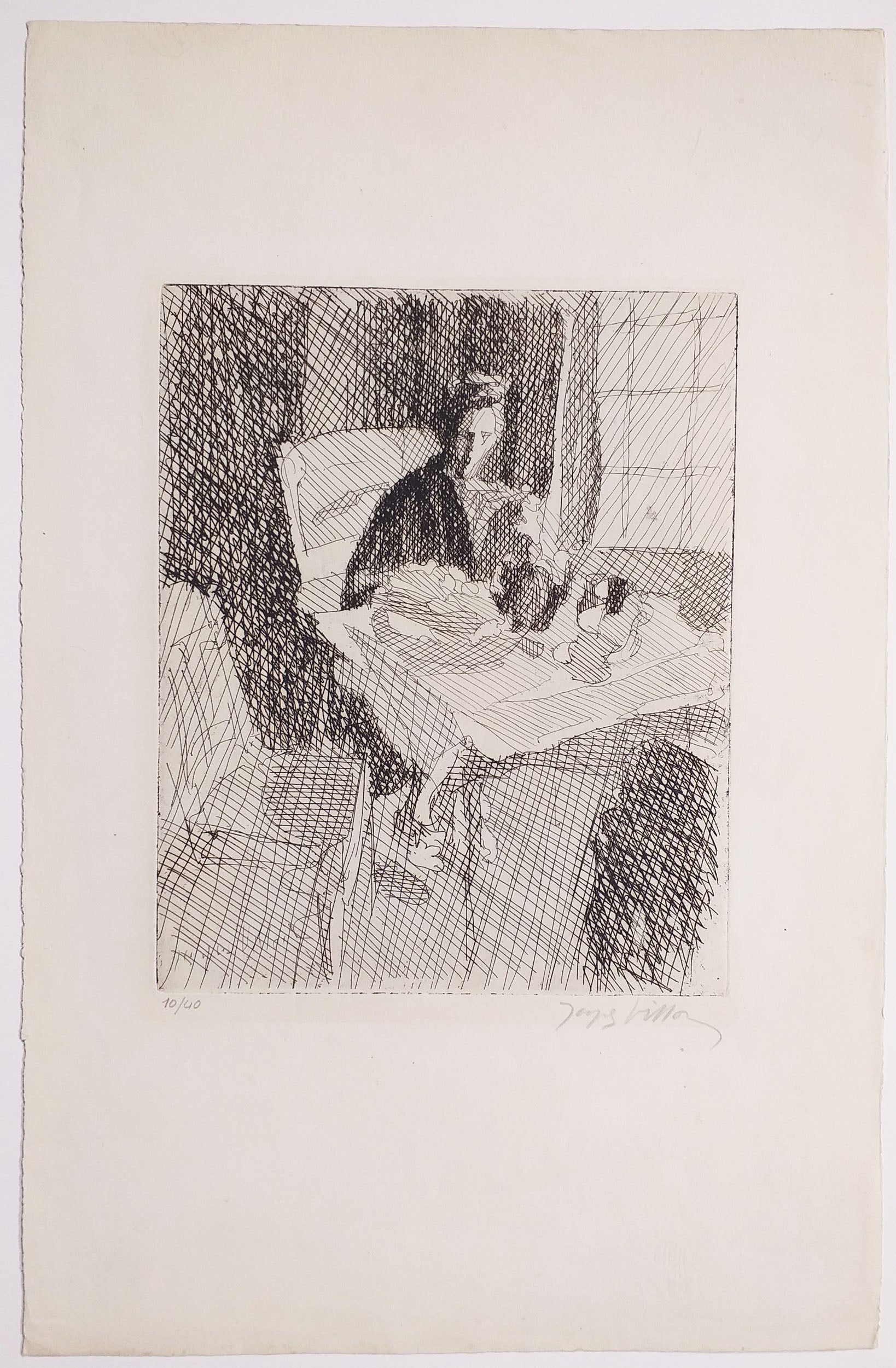 [Intérieur, homme assis à une table].