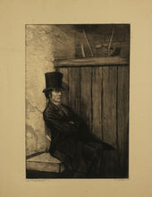 Charger l&#39;image dans la galerie, Homme au chapeau, les bras croisés, assis.
