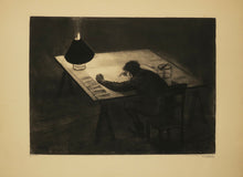 Charger l&#39;image dans la galerie, L&#39;auteur travaillant à sa table.

