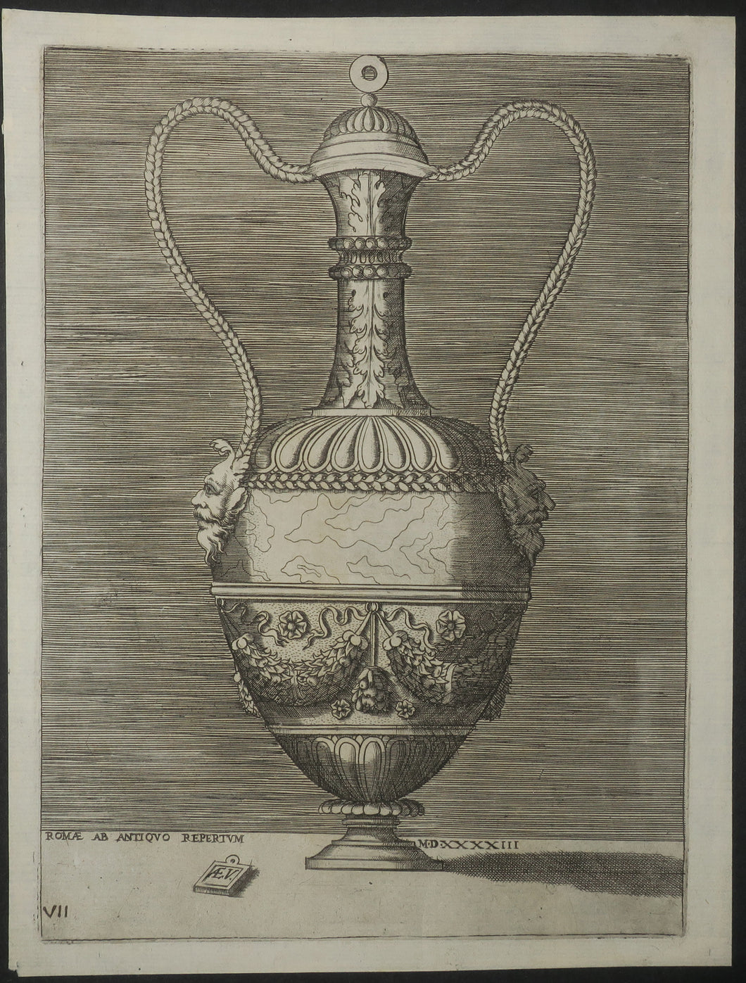 Vase ancien à deux anses terminées par des mascarons.