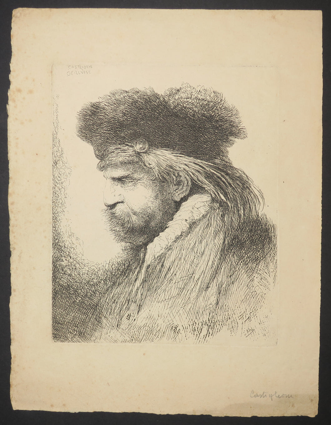 Tête d'homme barbu de profil coiffé d'une toque de fourrure.