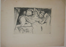 Charger l&#39;image dans la galerie, Jeune femme lisant une lettre couchée sur le canapé.
