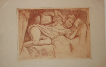 Charger l&#39;image dans la galerie, Jeune femme lisant une lettre couchée sur le canapé.

