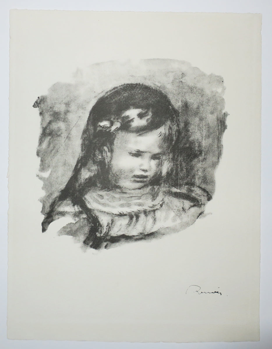 Claude Renoir, la tête baissée. 