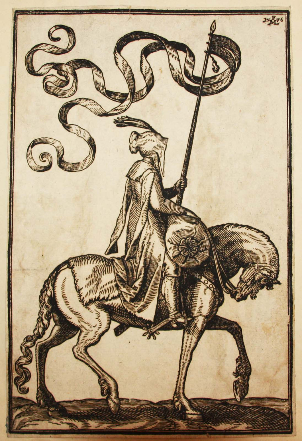 Un cavalier avec une grande double bannière; de profil à droite; vêtu d'un manteau à capuchon et portant des éperons. 