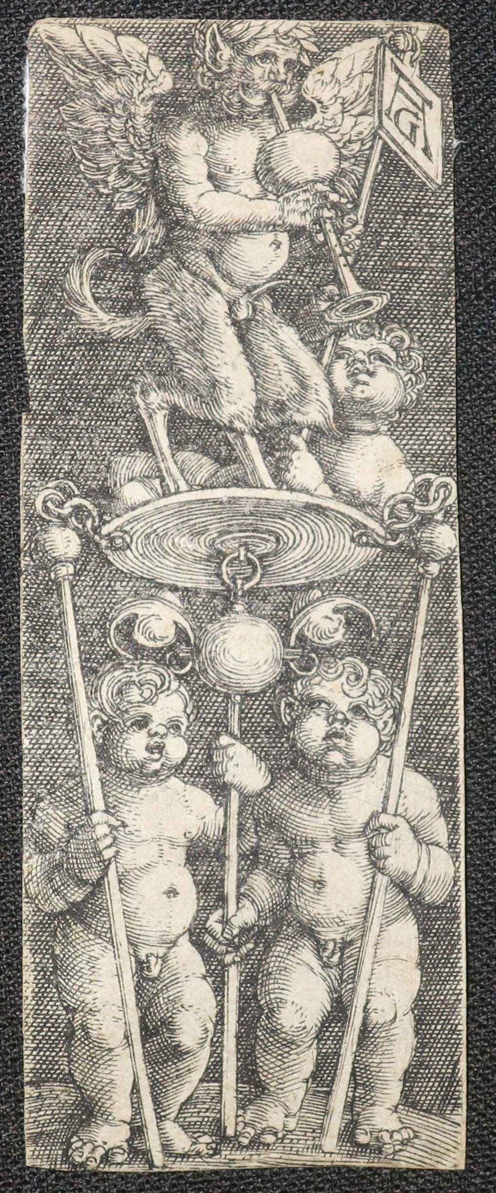 Deux puttis soutiennent un piédestal sur lequel un satyre ailé joue de la cornemuse. 