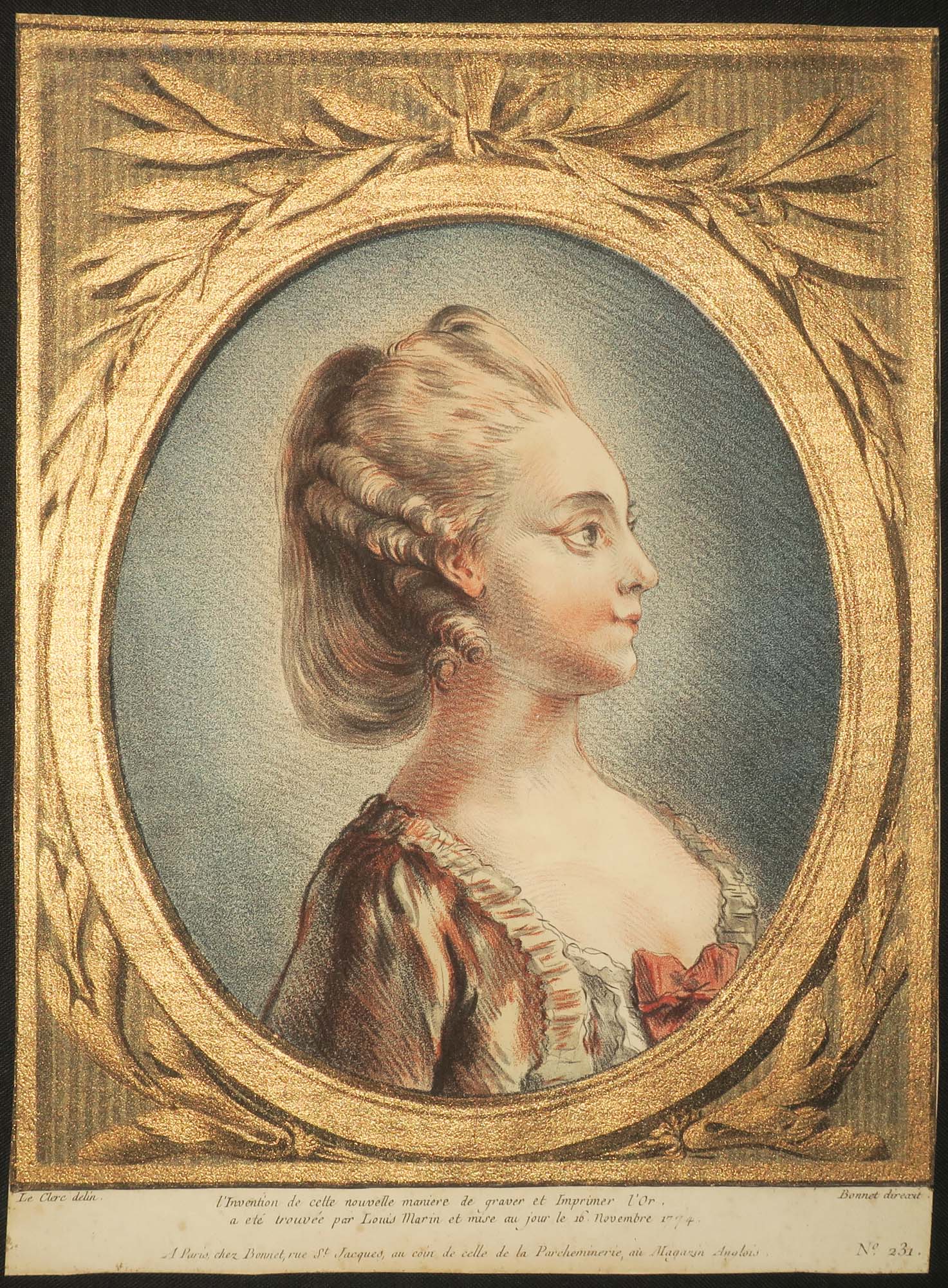 Buste de femme, de profil droit corsage décolleté & Buste de femme, de trois quart de dos, un ruban dans les cheveux.