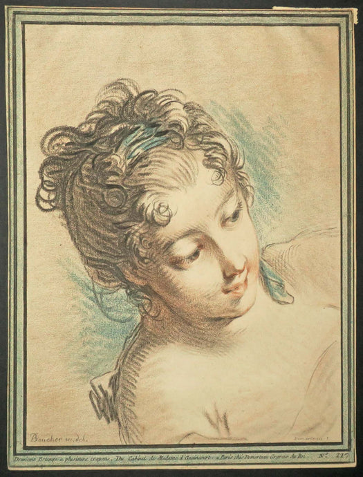Buste de femme, de trois quart à droite, épaules nues, cheveux bouclés retenus par un ruban.