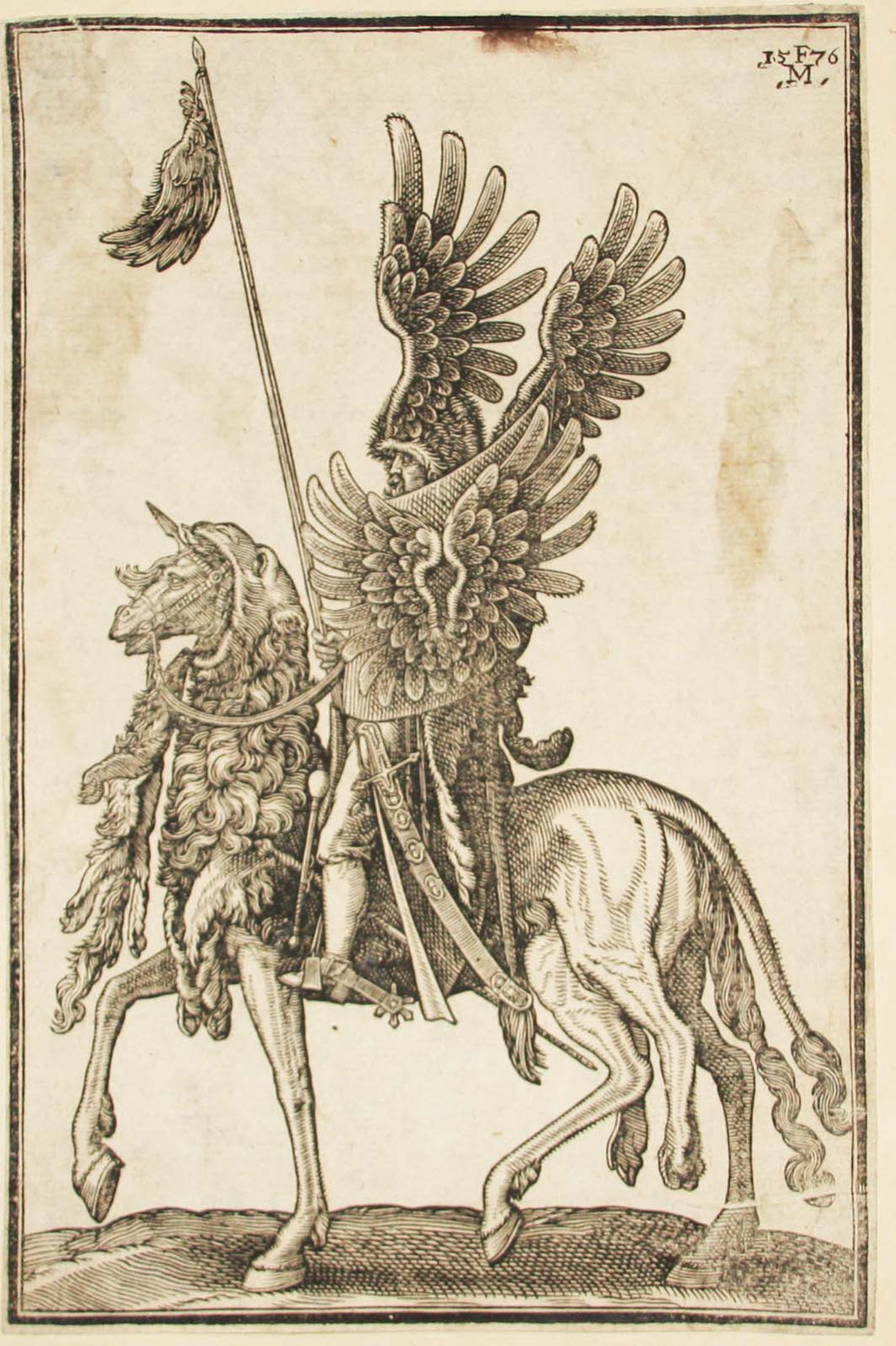 Un chevalier à cheval; avec les ailes d'un grand oiseau sur son casque et son bouclier; le cheval avec une peau de lion comme toile de selle. 