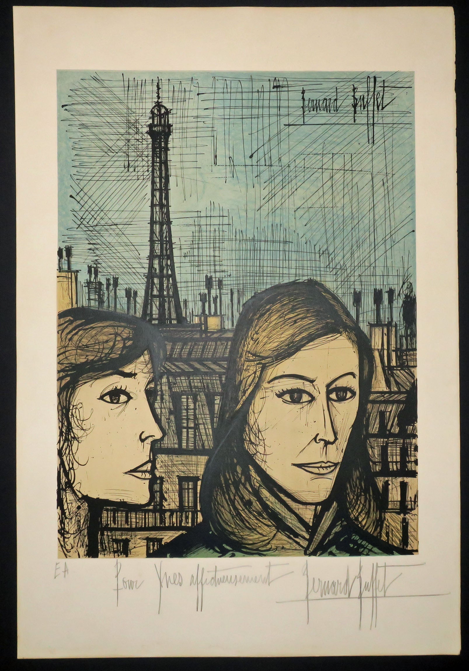 Devant la Tour Eiffel.